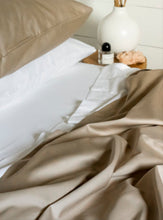 Charger l&#39;image dans la galerie, Parure Anglo Plus france 100% coton longues fibres avec satin de coton 500 fils couleur gold
